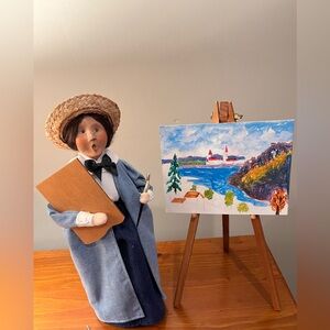 Byers Choice Carolers.  2000 artist lady.
Holding palette and brush. With easel.
